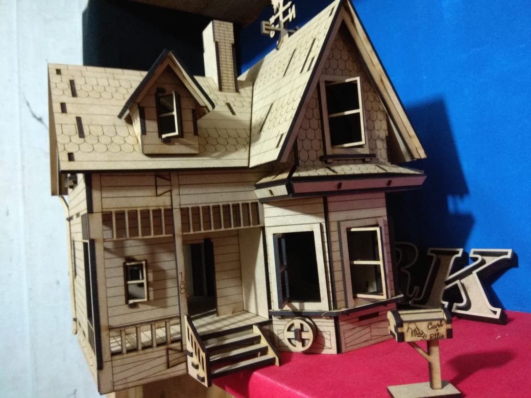 Casa de la película UP 60 cms alto